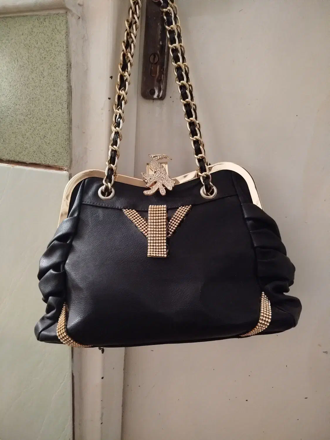 کیف|کیف، کفش، کمربند|قم, نیروگاه|دیوار