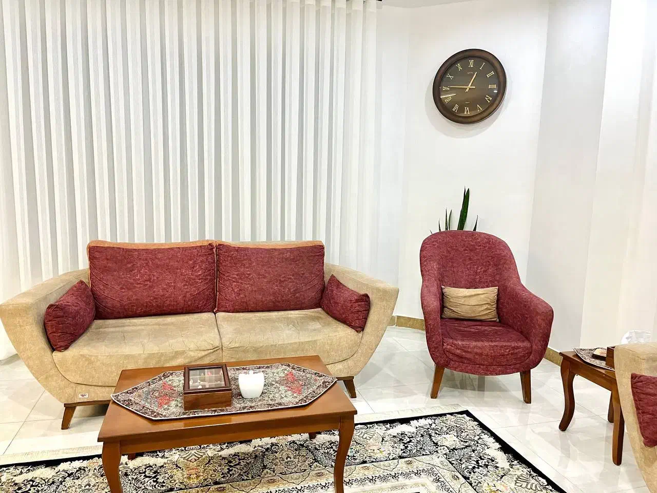 مبل۷نفره با میز جلو مبلی وعسلی|مبلمان خانگی و میز عسلی|رشت, رودباری|دیوار