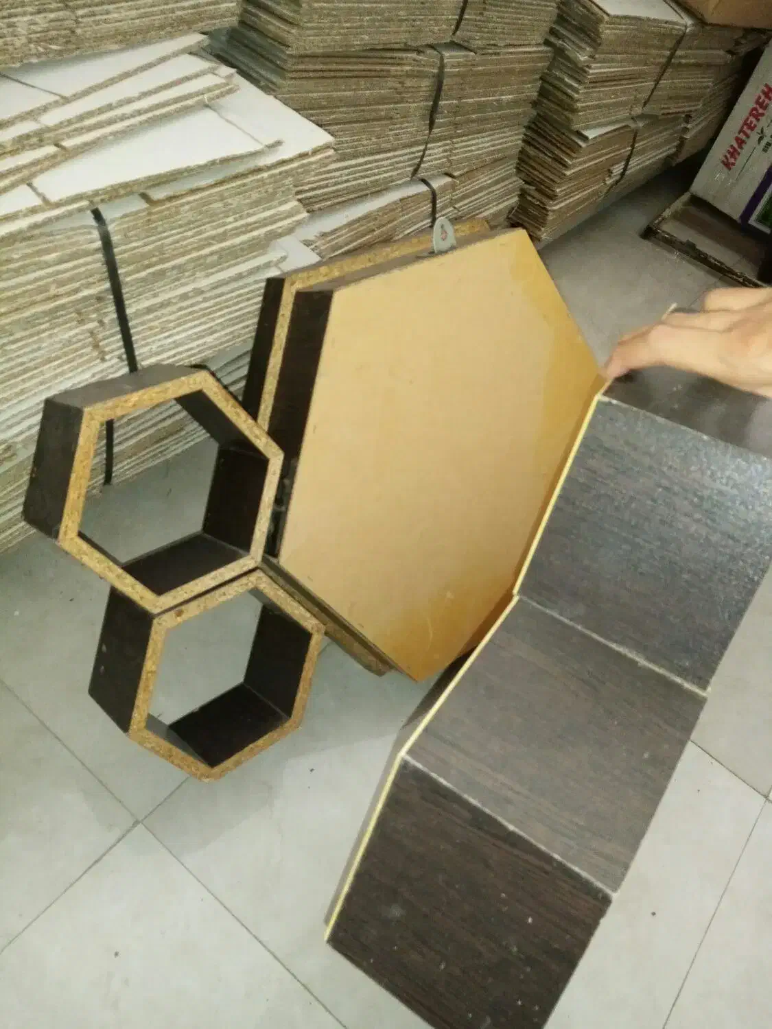 دکور۶ضلعی مغازه|کتابخانه، شلف، قفسههای دیواری|نجفآباد, هفده شهریور|دیوار