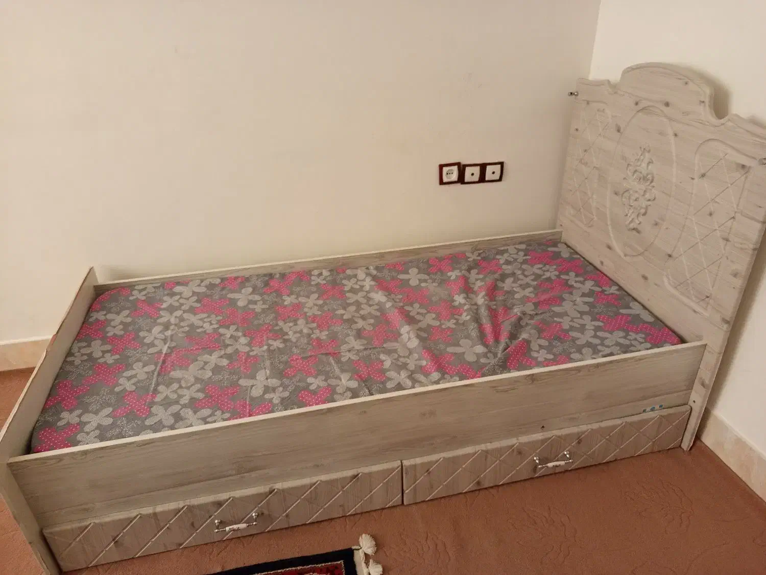 تخت خواب تک نفره سالم با تشک|تخت و سرویس خواب|اقبالیه, |دیوار