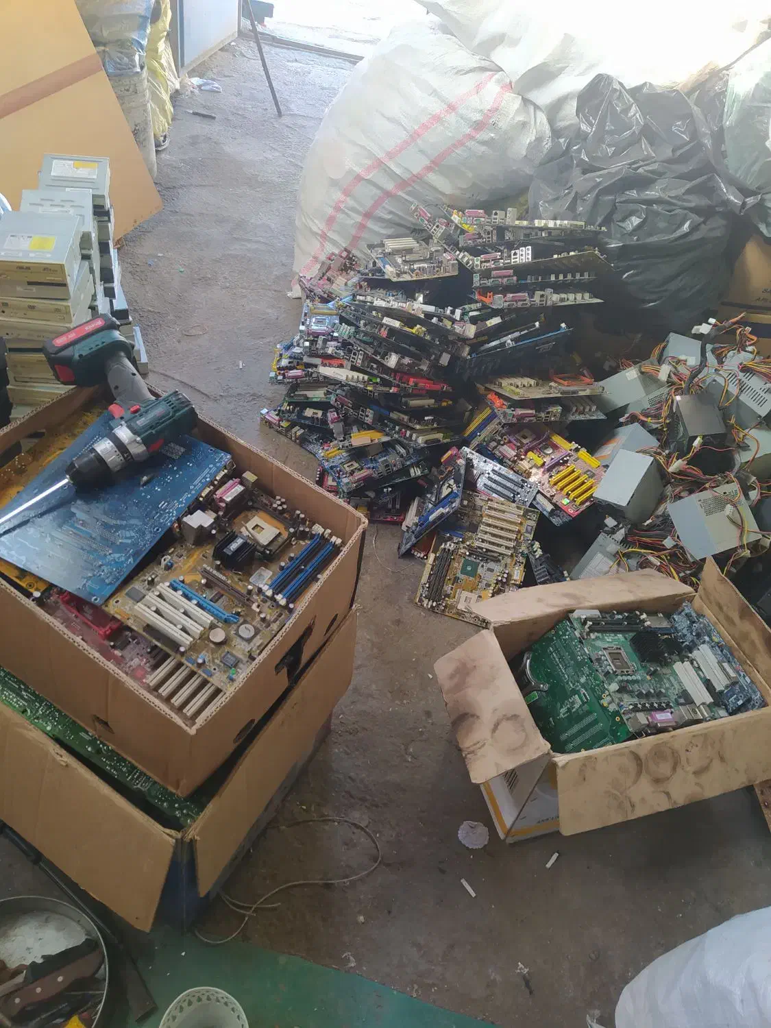 لب تاب های قدیمی و خراب وکیس قدیمی برمیداریم|خدمات رایانهای و موبایل|تبریز, |دیوار