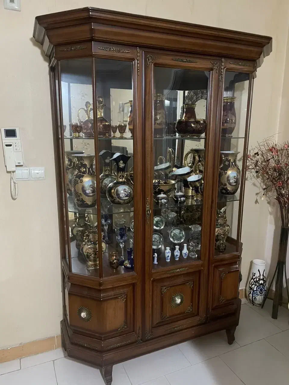 بوفه قدیمی ویترینی|بوفه، ویترین، کنسول|رشت, گلباغ نماز|دیوار