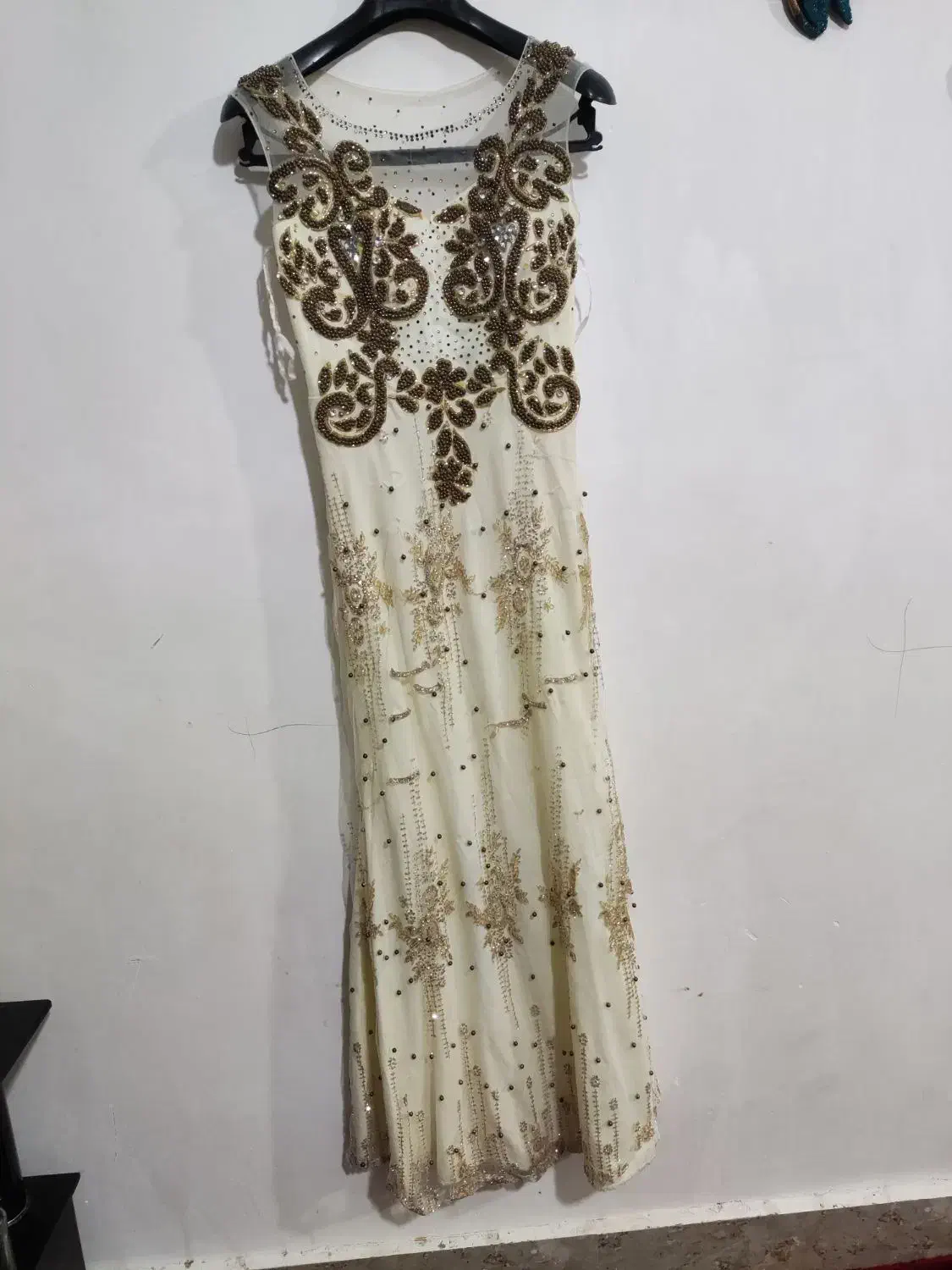 پیراهن مجلسی|لباس|تربت جام, میان جام|دیوار