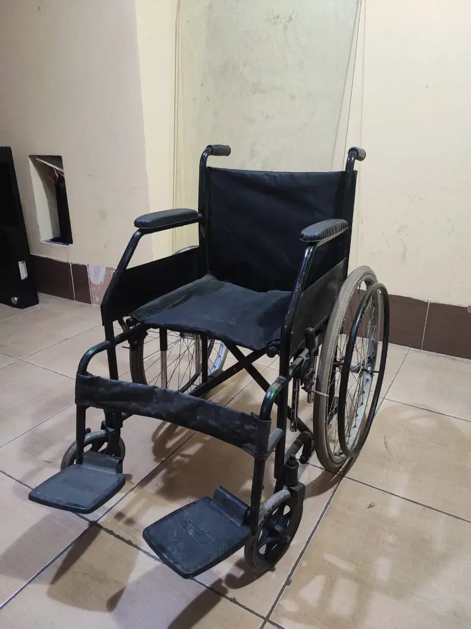 ویلچر دستی تاشو برند کارکرده و سالم|آرایشی، بهداشتی، درمانی|صدرا-فارس, فاز ۱|دیوار