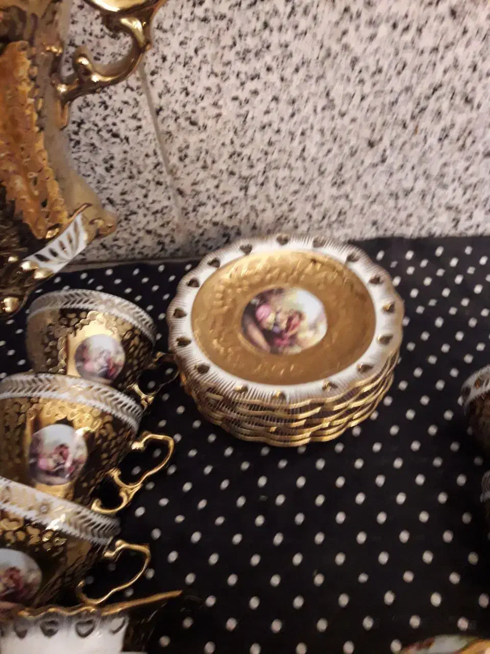 سرویس صبحانه خوری طلایی|ظروف سرو و پذیرایی|ورزنه, |دیوار