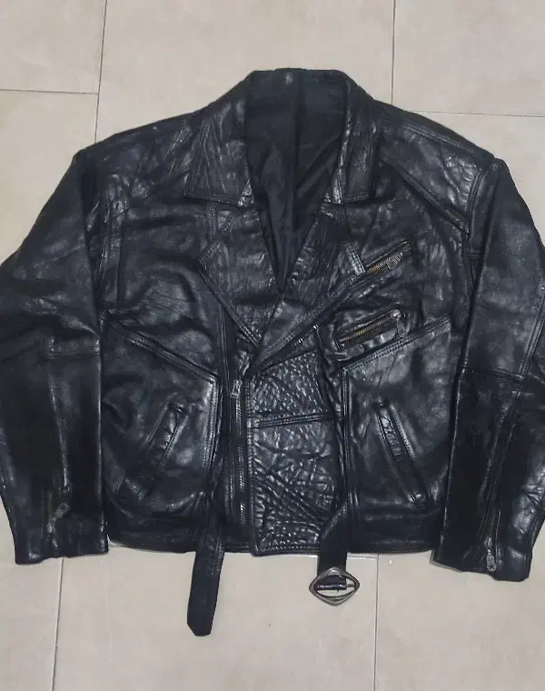 کاپشن چرم|لباس|قدس, شهرقدس|دیوار