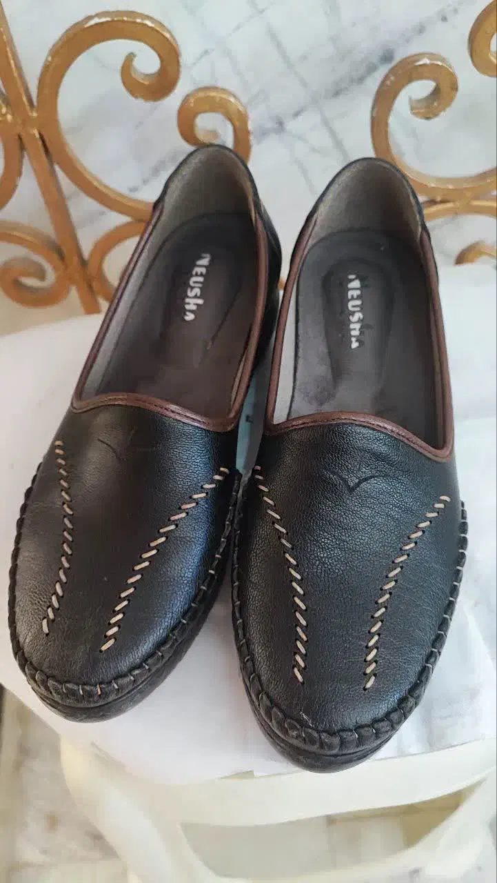 کفش|کیف، کفش، کمربند|مهاجران, |دیوار