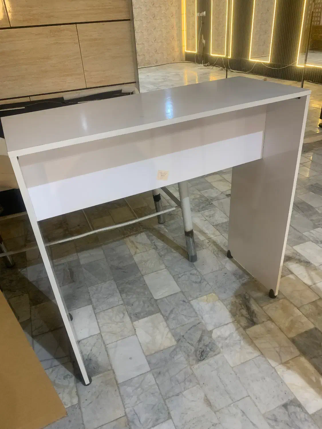 میز کار|آرایشگاه و سالن‌های زیبایی|مشهد, گلبرگ|دیوار