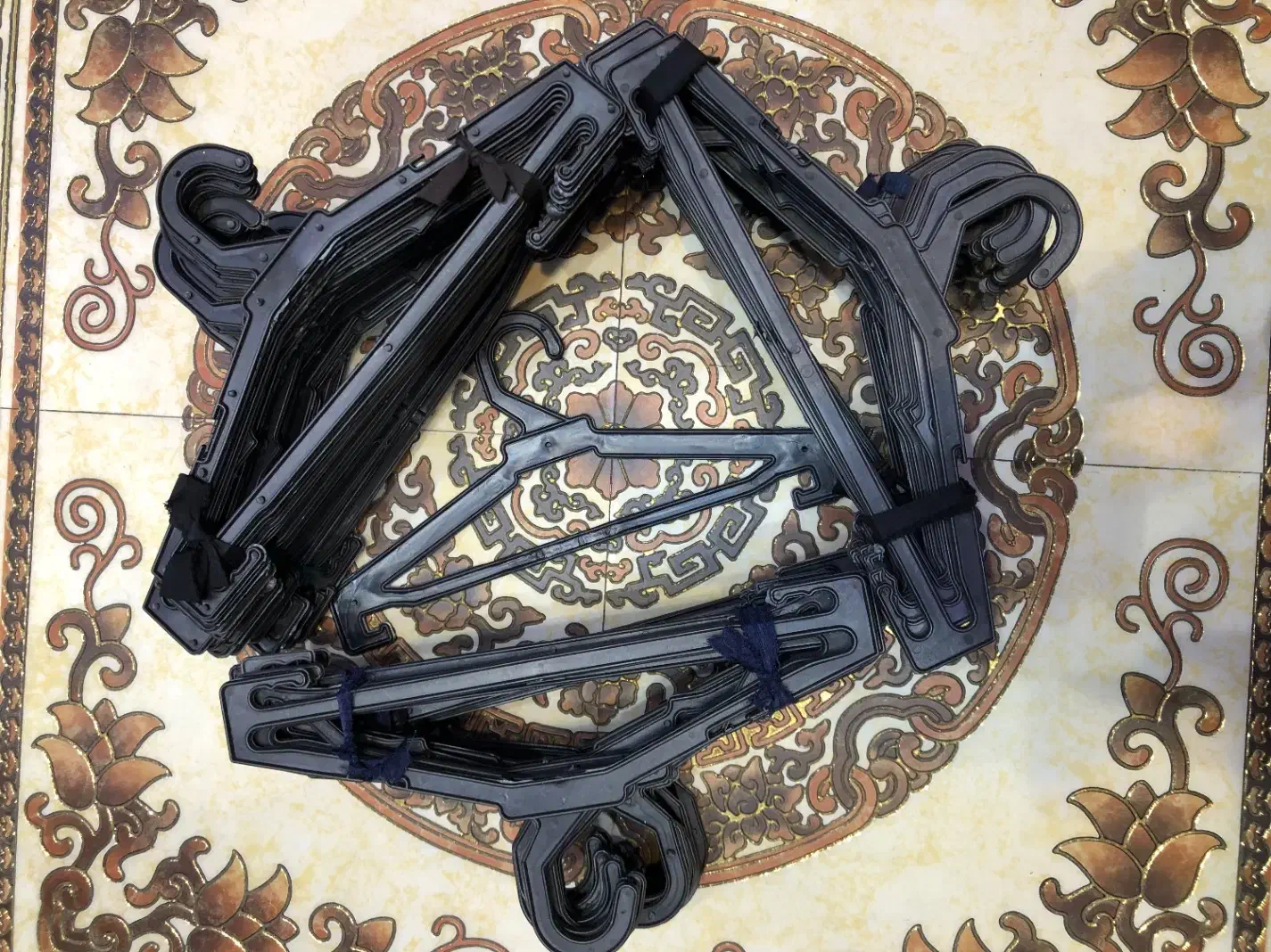 چوب لباسی|بندرخت و رخت‌آویز|رشت, بازار|دیوار