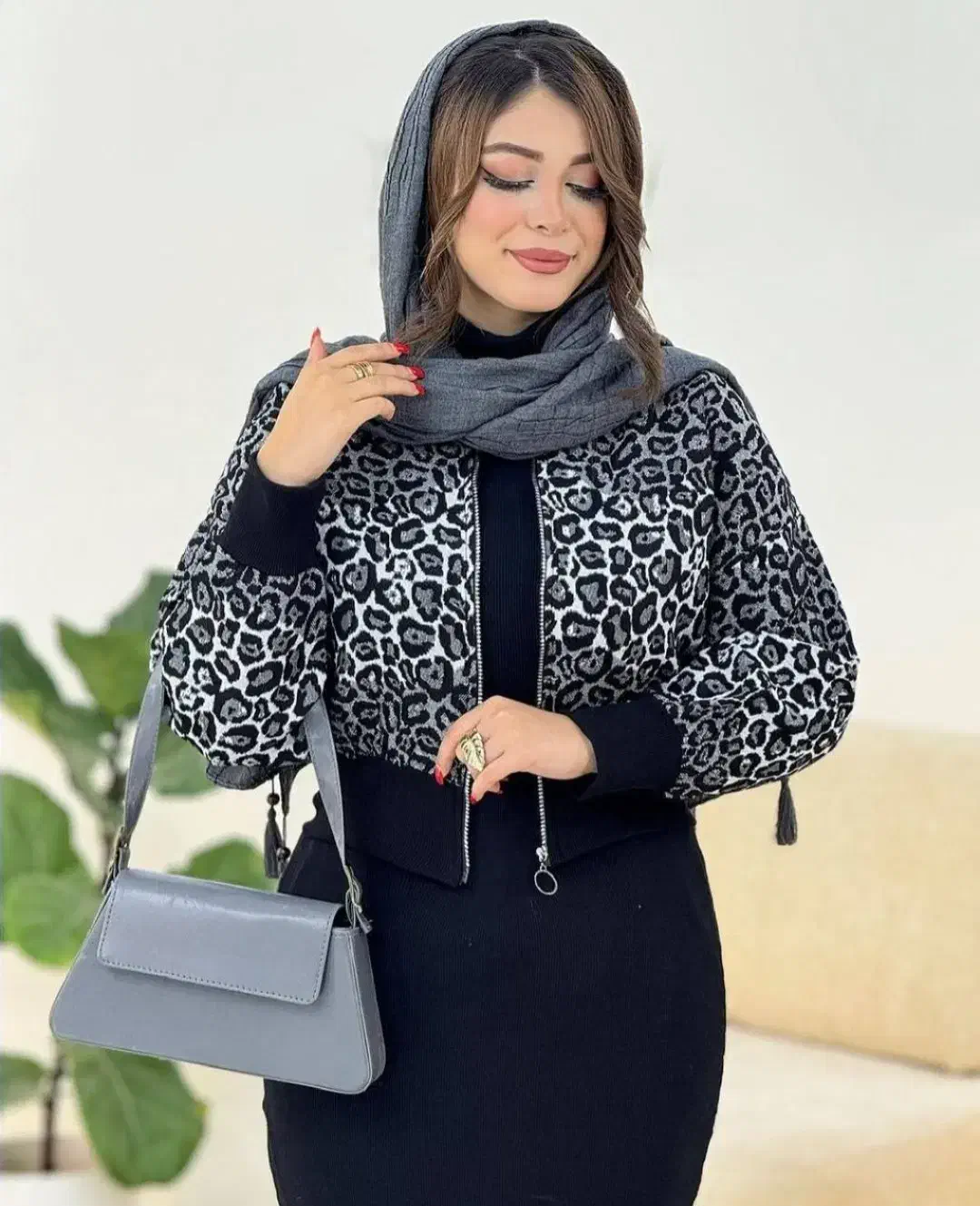 بامبر لیا|لباس|لاهیجان, شیشه گران|دیوار