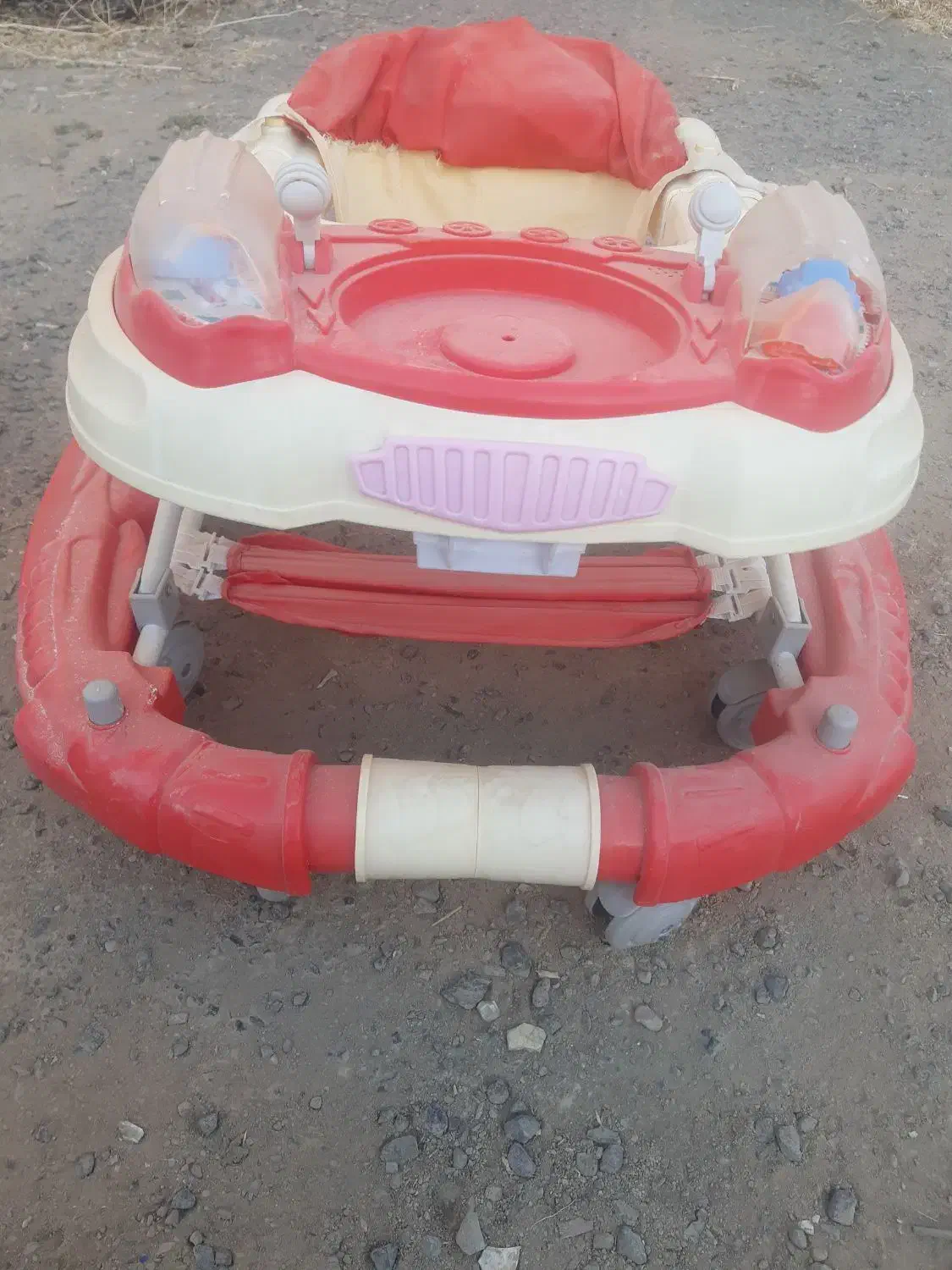 (کمک مادر)یا رەورەوک|اسباببازی بچه|بانه, |دیوار