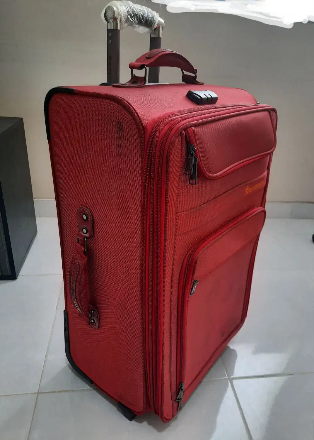 چمدان بزرگ|کیف، کفش، کمربند|جاسک, |دیوار