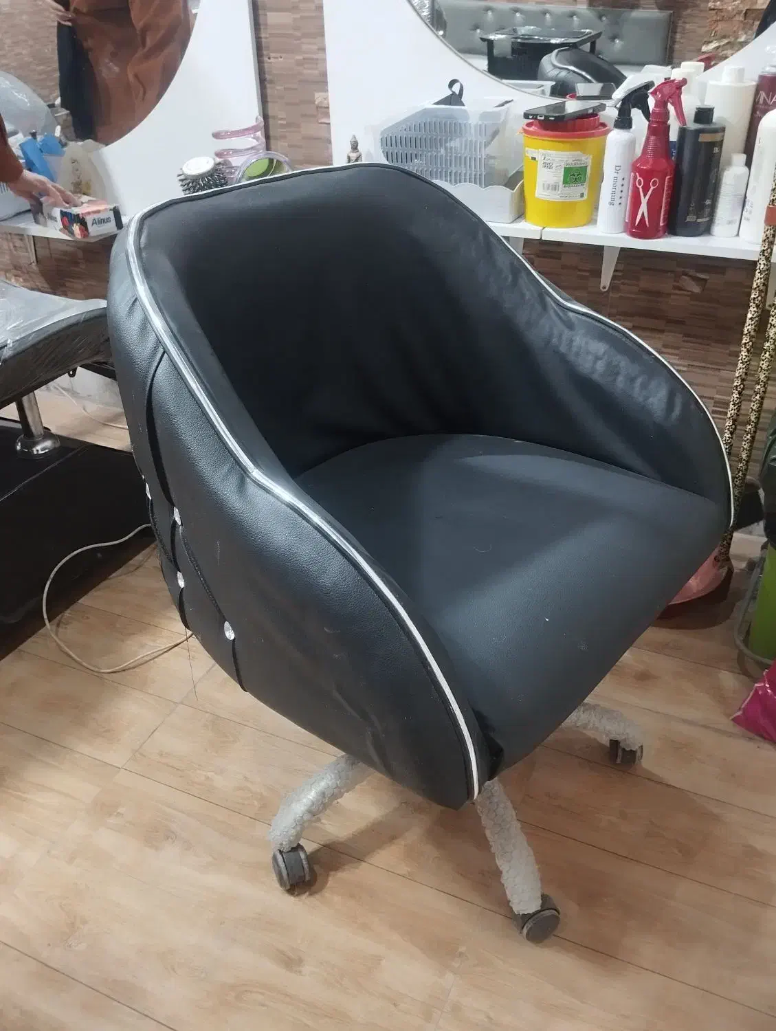 فروش تمامی وسایل آرایشگاه|آرایشگاه و سالن‌های زیبایی|فولادشهر, A4|دیوار