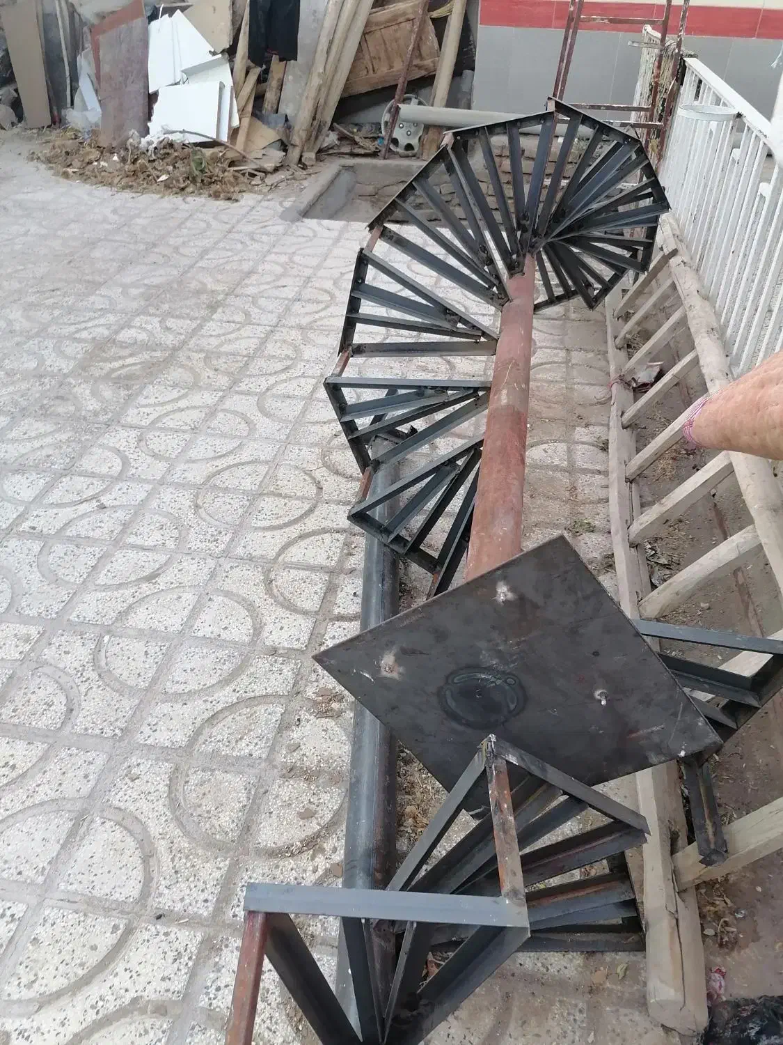 یک عدد پله گرد آهنی|مصالح و تجهیزات ساختمان|تربتحیدریه, بالا ولایت|دیوار