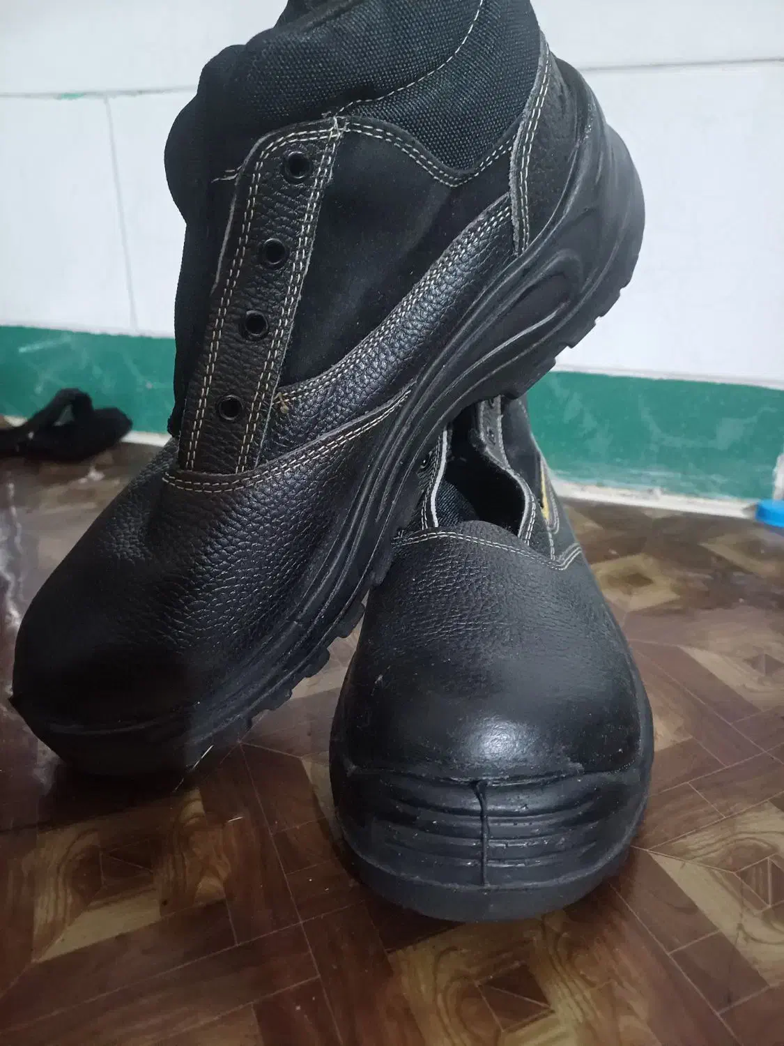 کفش کار|کیف، کفش، کمربند|جیرفت, |دیوار