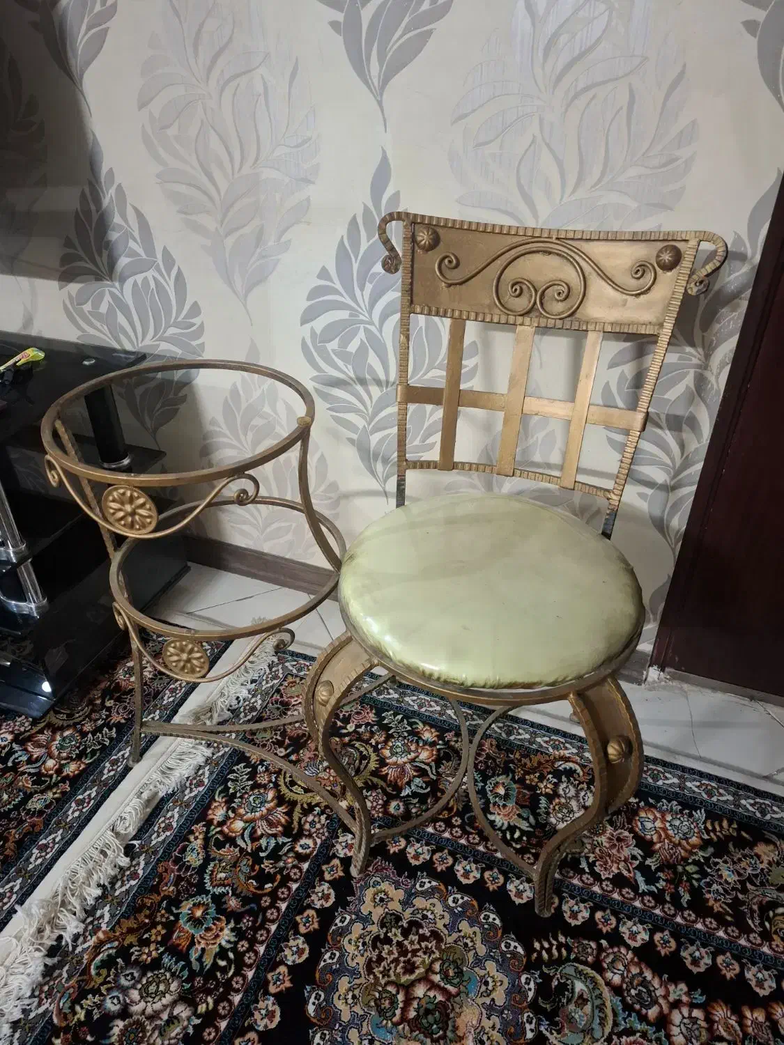 میز تمیز تلفن باصندلی سرخود شیشه هم داره سالمه ۴۵۰|میز تلفن|مشهد, هفت تیر (نه دره)|دیوار