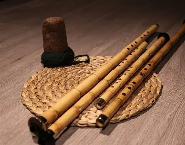 نی هفت بند|سازهای سنتی|رباط‌کریم, رباط‌کریم|دیوار