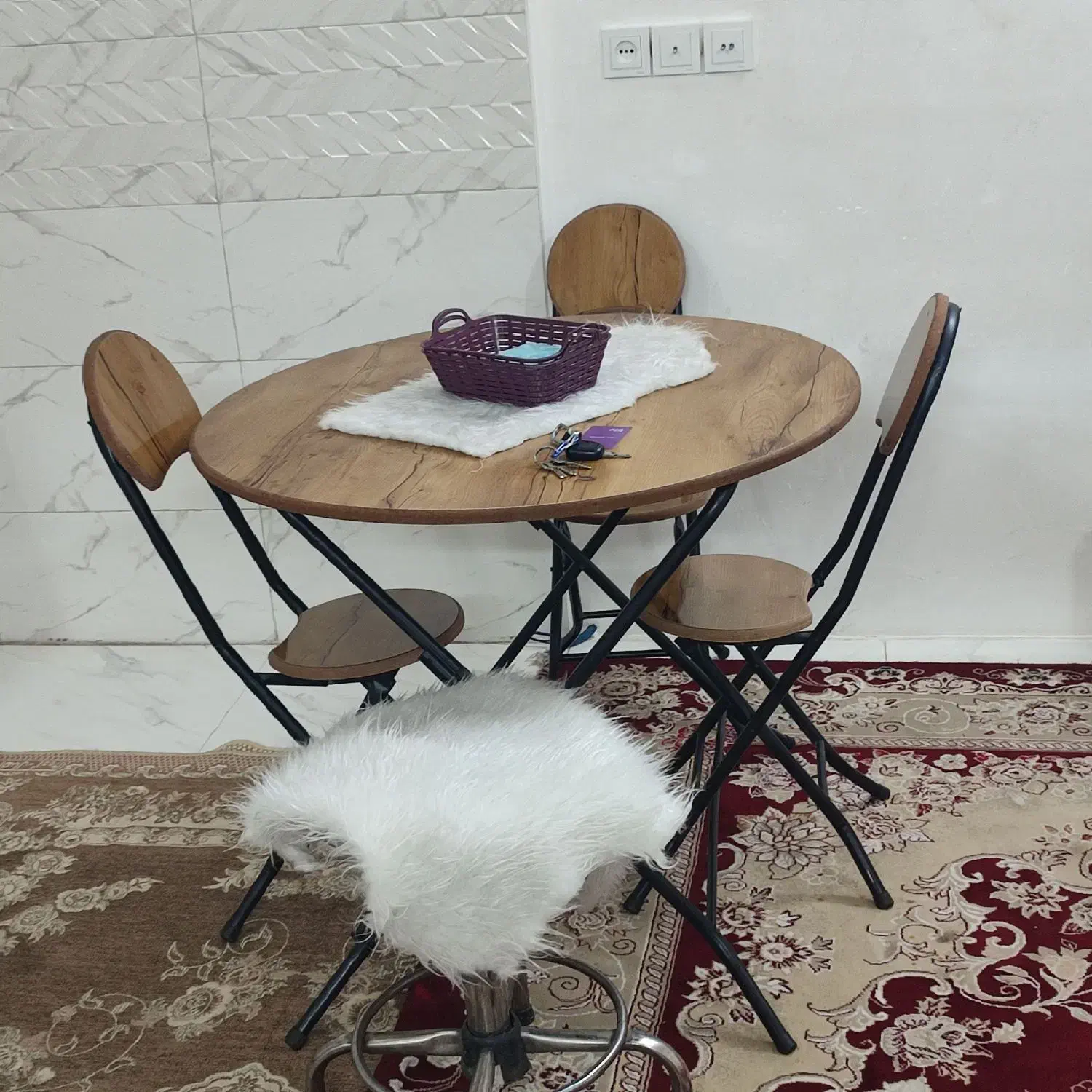 میز|میز و صندلی غذاخوری|قم, ولیعصر|دیوار