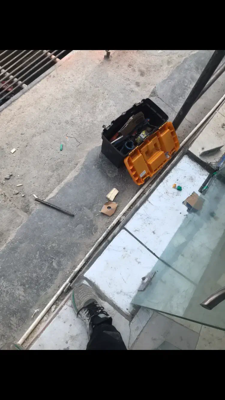 نصب و‌ تعمیر شیشه سکوریت و کرکره برقی|خدمات پیشه و مهارت|گرگان, |دیوار