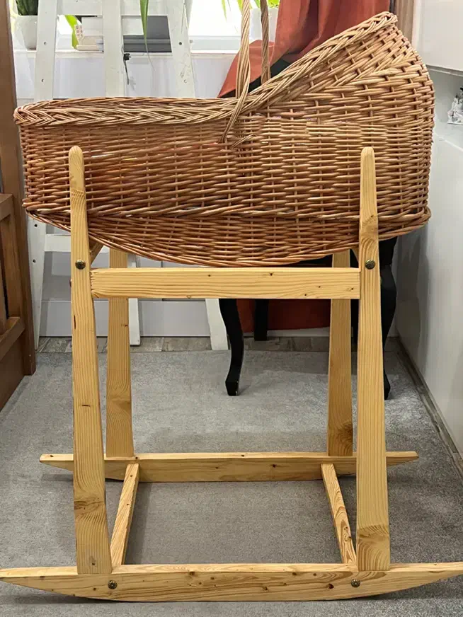 گهواره حصیری با پایه چوبی|تخت و صندلی بچه|نیشابور, شهرک جانبازان|دیوار