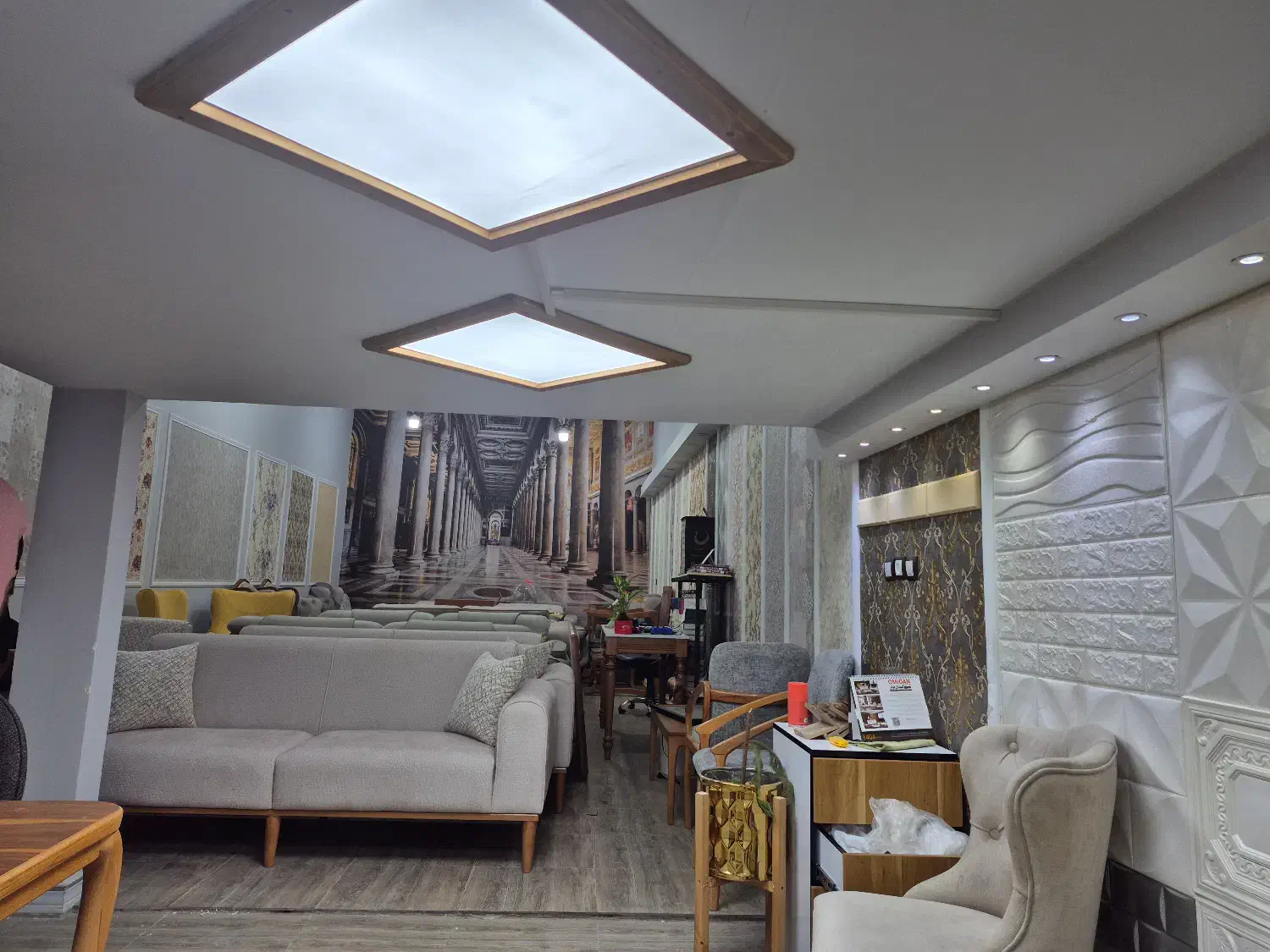 120متر تجاری بر عطار ۱۰ سال نمایشگاه مبل بوده|اجارهٔ مغازه و غرفه|شاهینشهر, عطار|دیوار