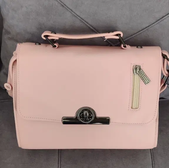 کیف|کیف، کفش، کمربند|قیدار, |دیوار