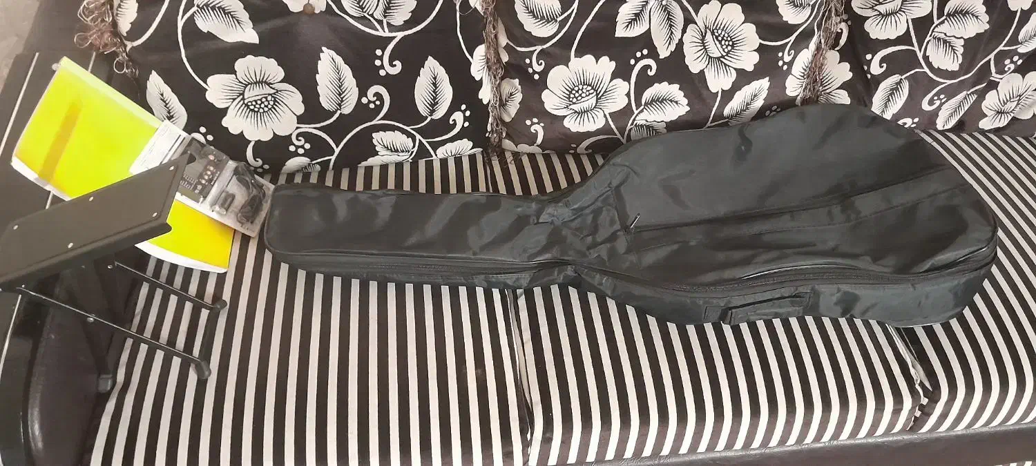 کیف و پایه و دستگاه کوک و جزوه گیتار|گیتار، بیس، امپلیفایر|ساوه, |دیوار