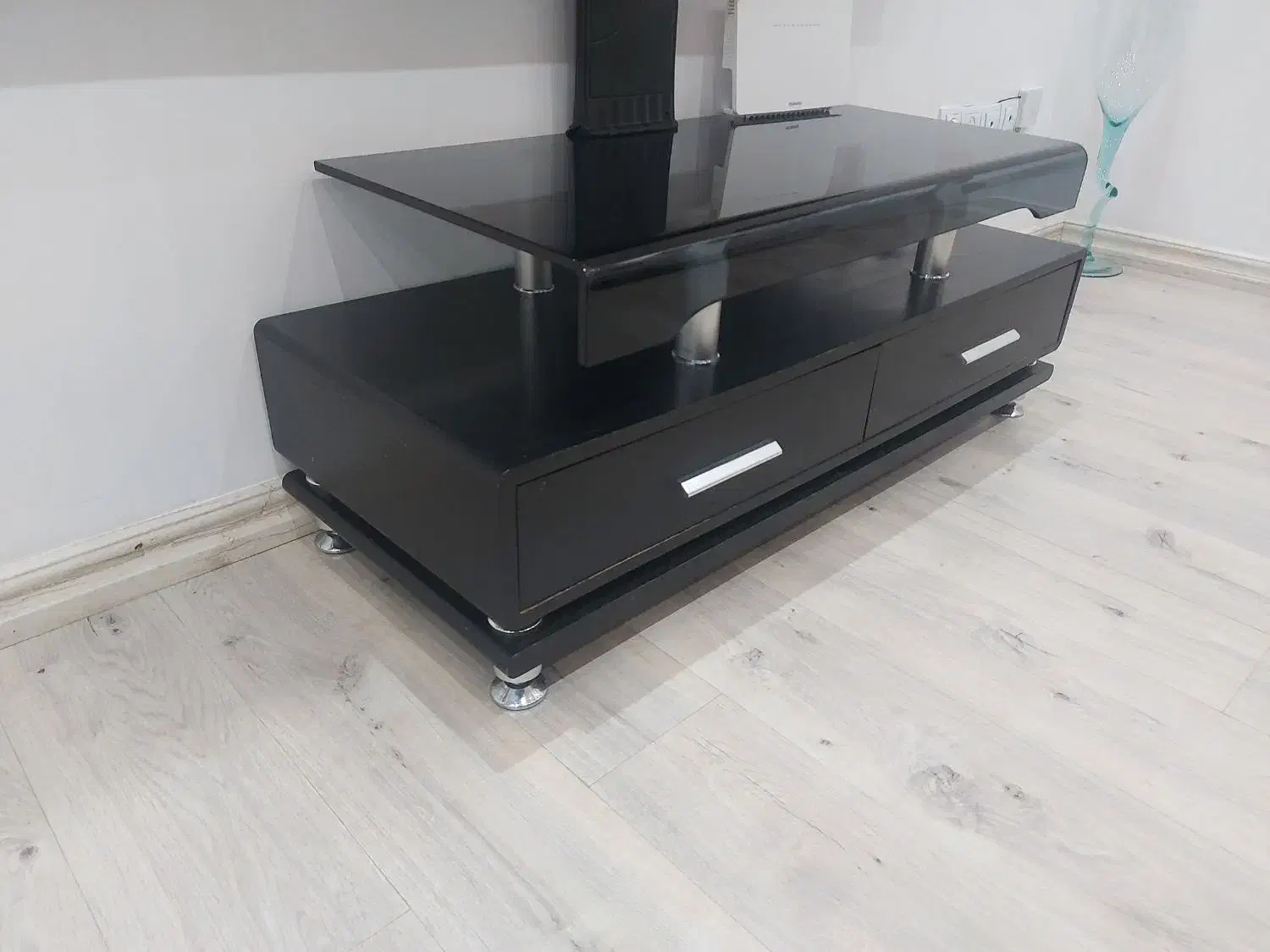 میز تلوزیون در حد نو بدون خط و خش و ایراد و شکستگی|میز تلویزیون|رشت, گلباغ نماز|دیوار