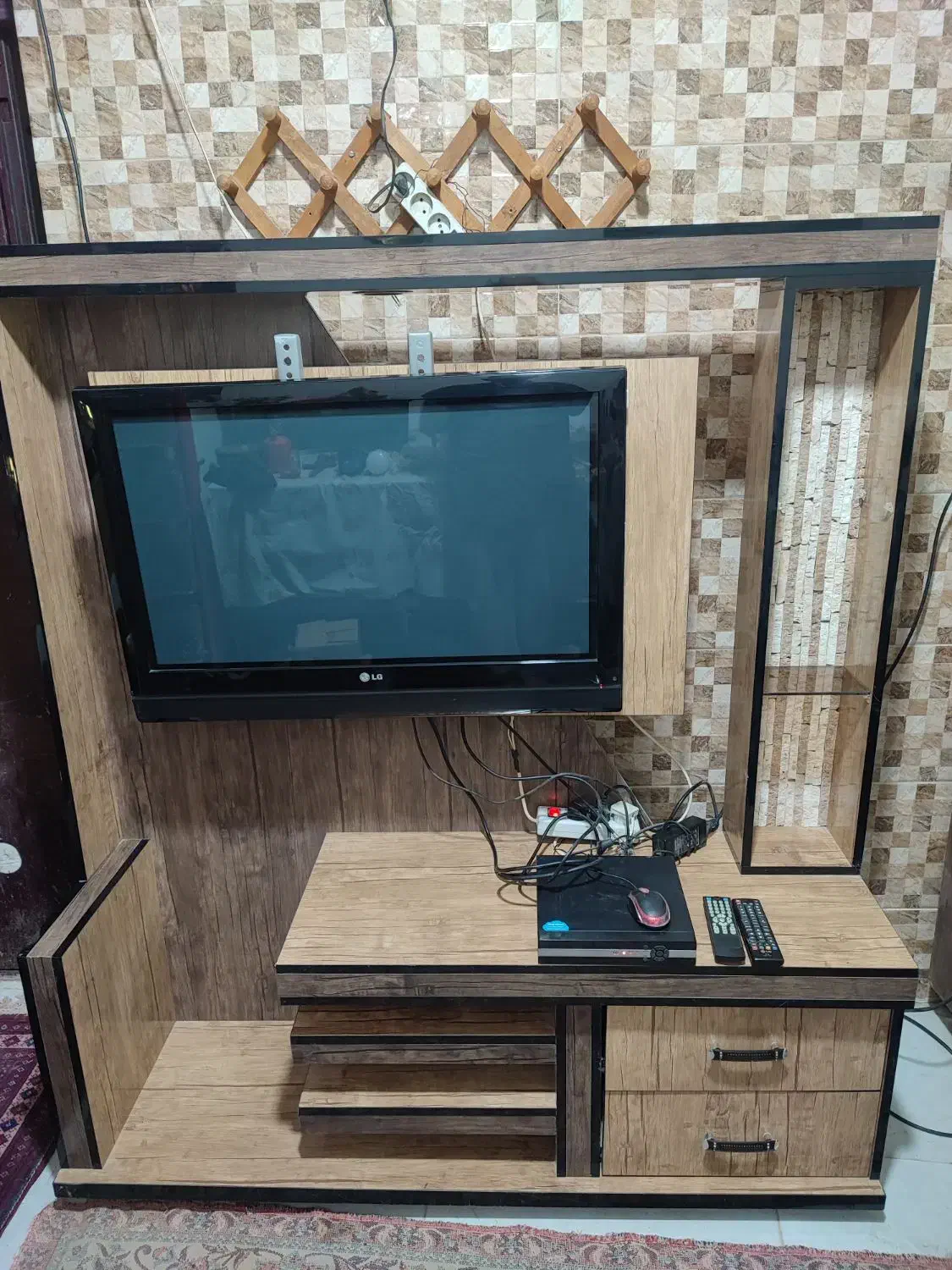 تلویزیون32اینچ LG با میز چراغ دار۷۸۰۰|تلویزیون و پروژکتور|شاهرود, |دیوار