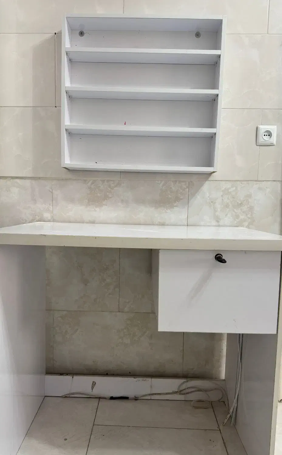 میزناخن ام دی اف همراه استند لاک ۲۵۰۰|آرایشگاه و سالن‌های زیبایی|اراک, |دیوار