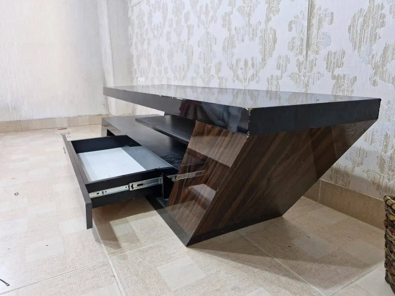 میز تلویزیون مدرن هایگلس (ترکیب مشکی و طرح چوب)|میز تلویزیون|گرگان, |دیوار