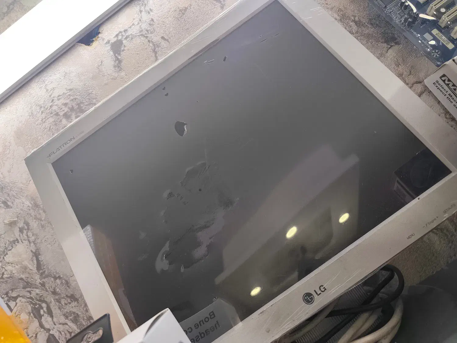 مانیتور LCD 17 LG|قطعات و لوازم جانبی رایانه|اندیشه, اندیشه فاز ۱|دیوار