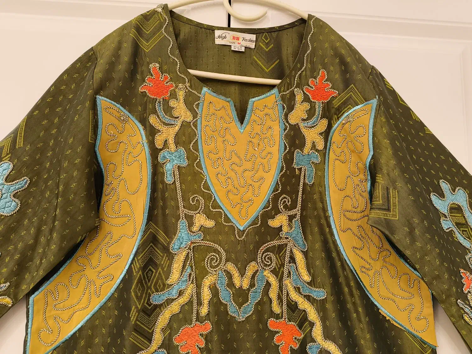 پیراهن ساتن گلدوزی و خامه دوری بسیار زیبا و خوشرنگ|لباس|کرج, فاز ۱ مهرشهر|دیوار