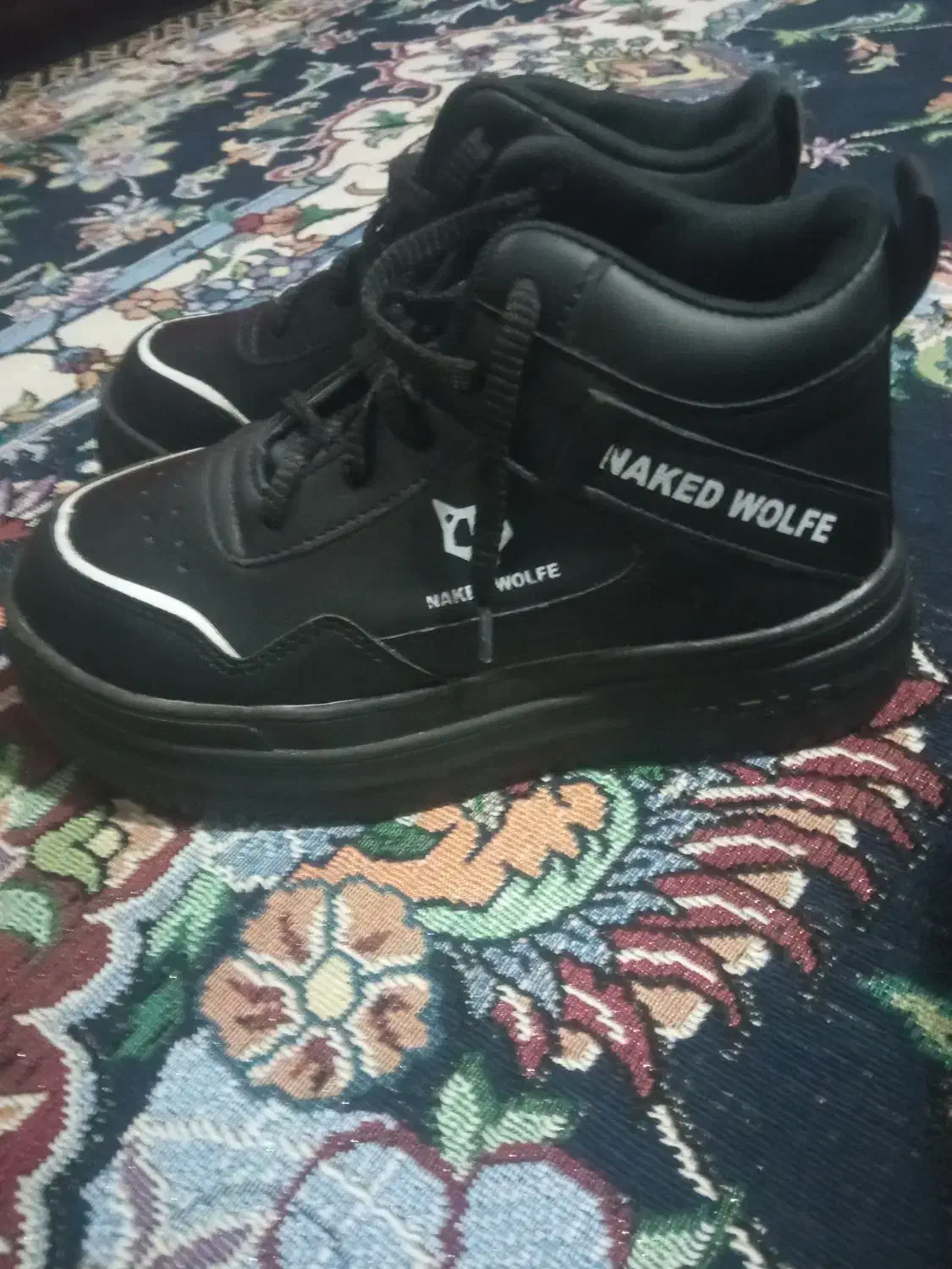 کفش نو|کیف، کفش، کمربند|تربت‌حیدریه, منظر|دیوار