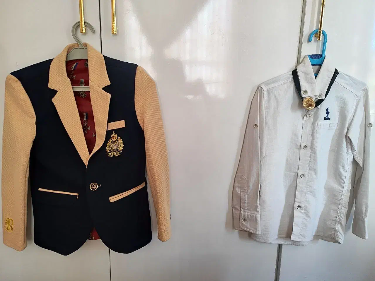 کت بچگانه همراه با پیراهن است|کفش و لباس بچه|شیراز, شهرک مطهری|دیوار