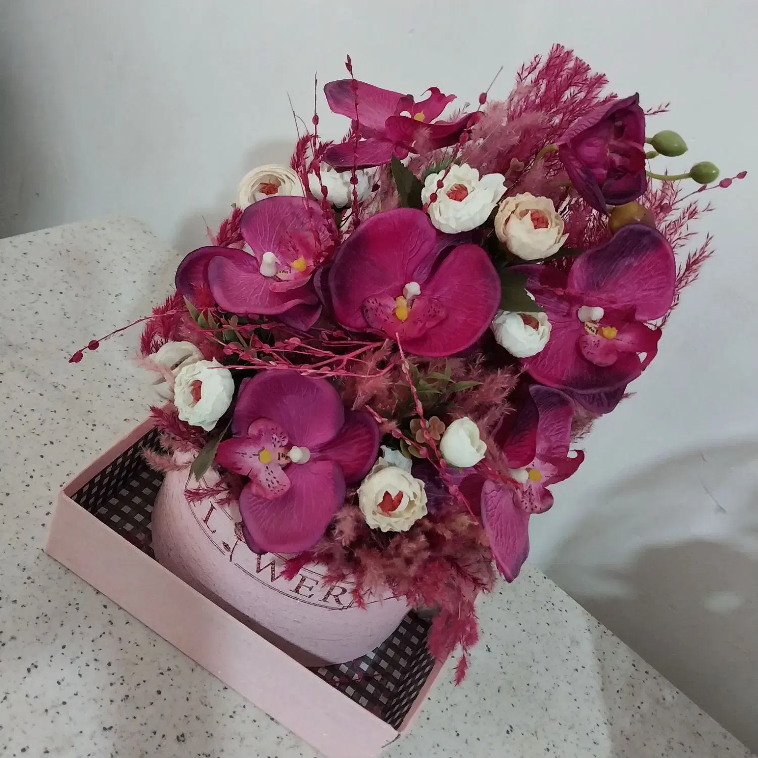 تعدادی باکس گل ودست گل ویک قفل دستگیره درب چوبی|صنایع دستی و سایر لوازم تزئینی|قم, چهل اختران|دیوار