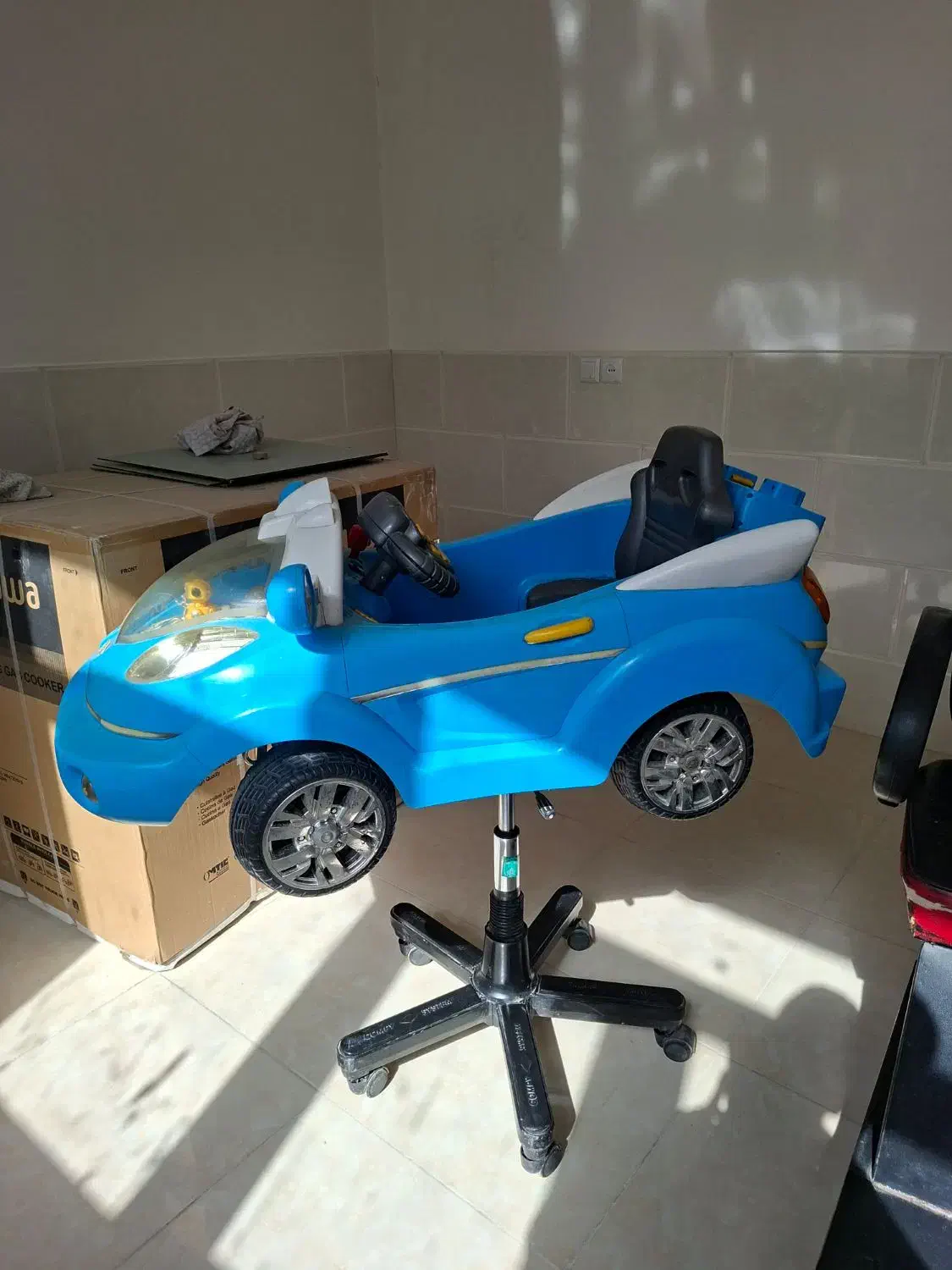 ویترین و صندلی و صندلی ماشینی کودک|آرایشگاه و سالن‌های زیبایی|خمینی‌شهر, |دیوار