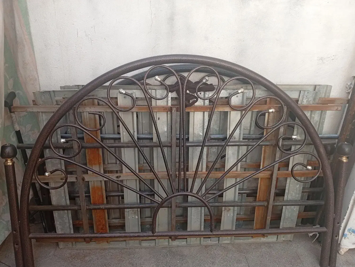 تخت دونفره با کفی آهنی بدون تشک|تخت و سرویس خواب|قم, چهل اختران|دیوار