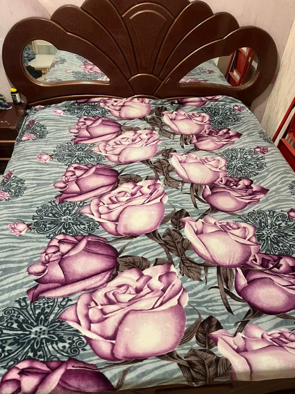 تخت بزرگ وقدیمی سالم|تخت و سرویس خواب|اصفهان, شاه پسند|دیوار