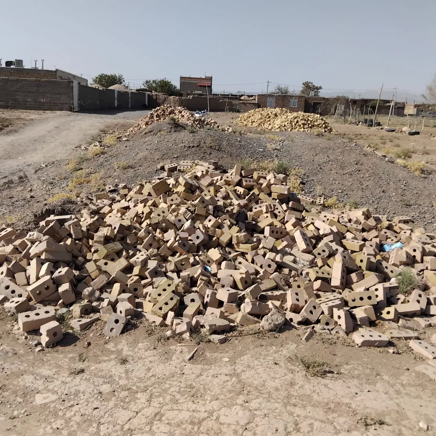 ۲۰۰ متر زمین فروشی حاجی آباد|فروش زمین و ملک کلنگی|باخزر, |دیوار