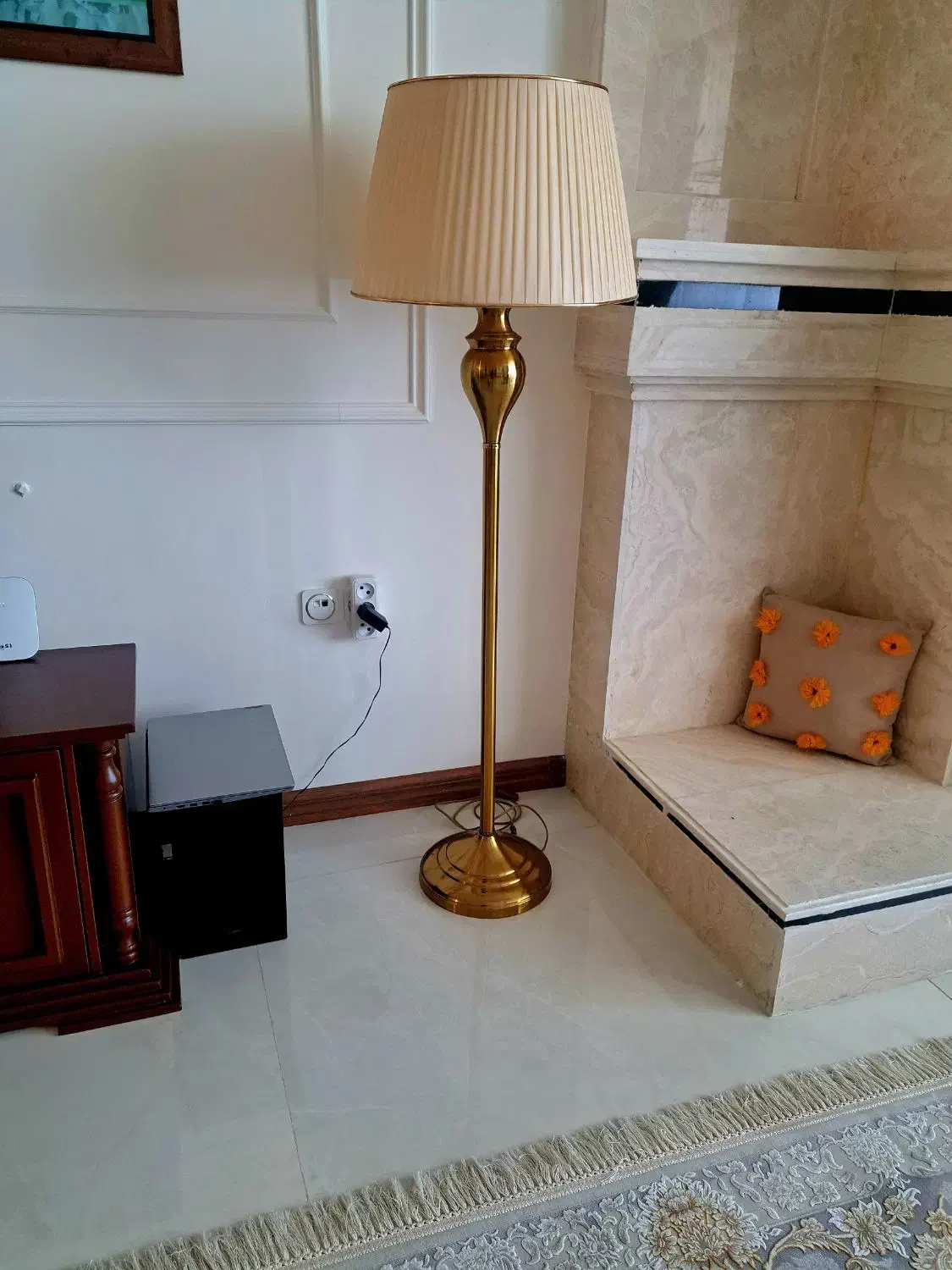 آباژور ایستاده کنارسالنی|چراغ خواب و آباژور|مشهد, امیر|دیوار