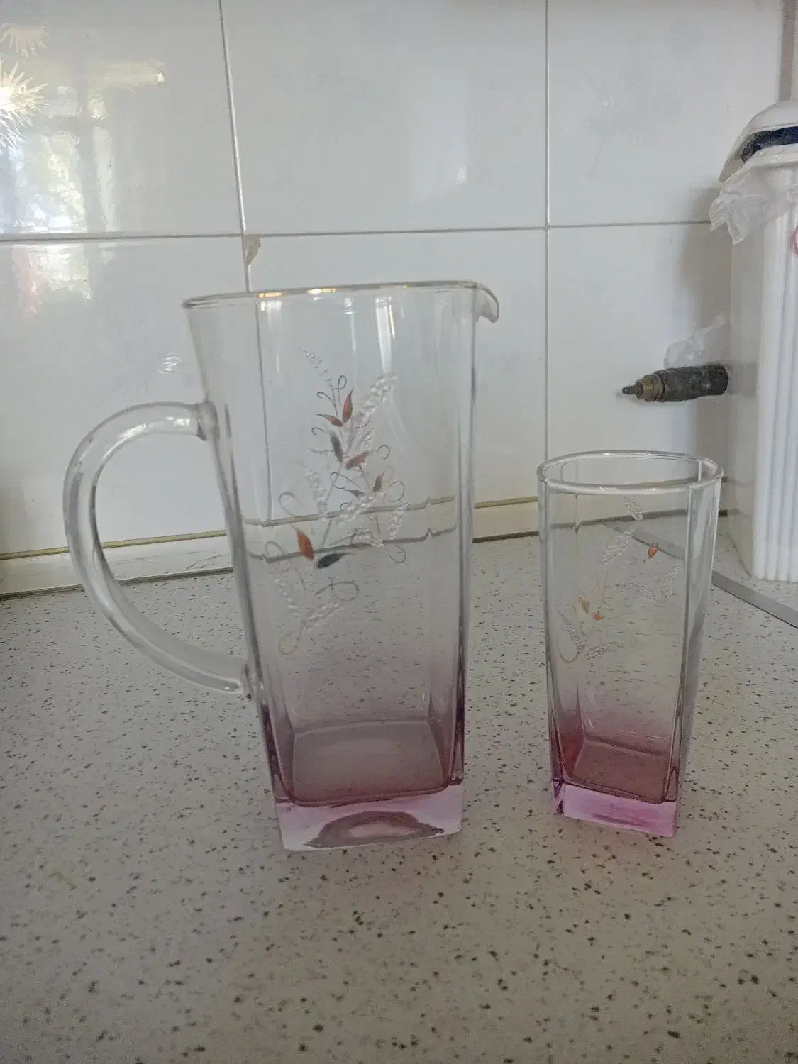 گل وگیاه|ظروف نگهدارنده، پلاستیکی، یک‌بارمصرف|قروه, |دیوار