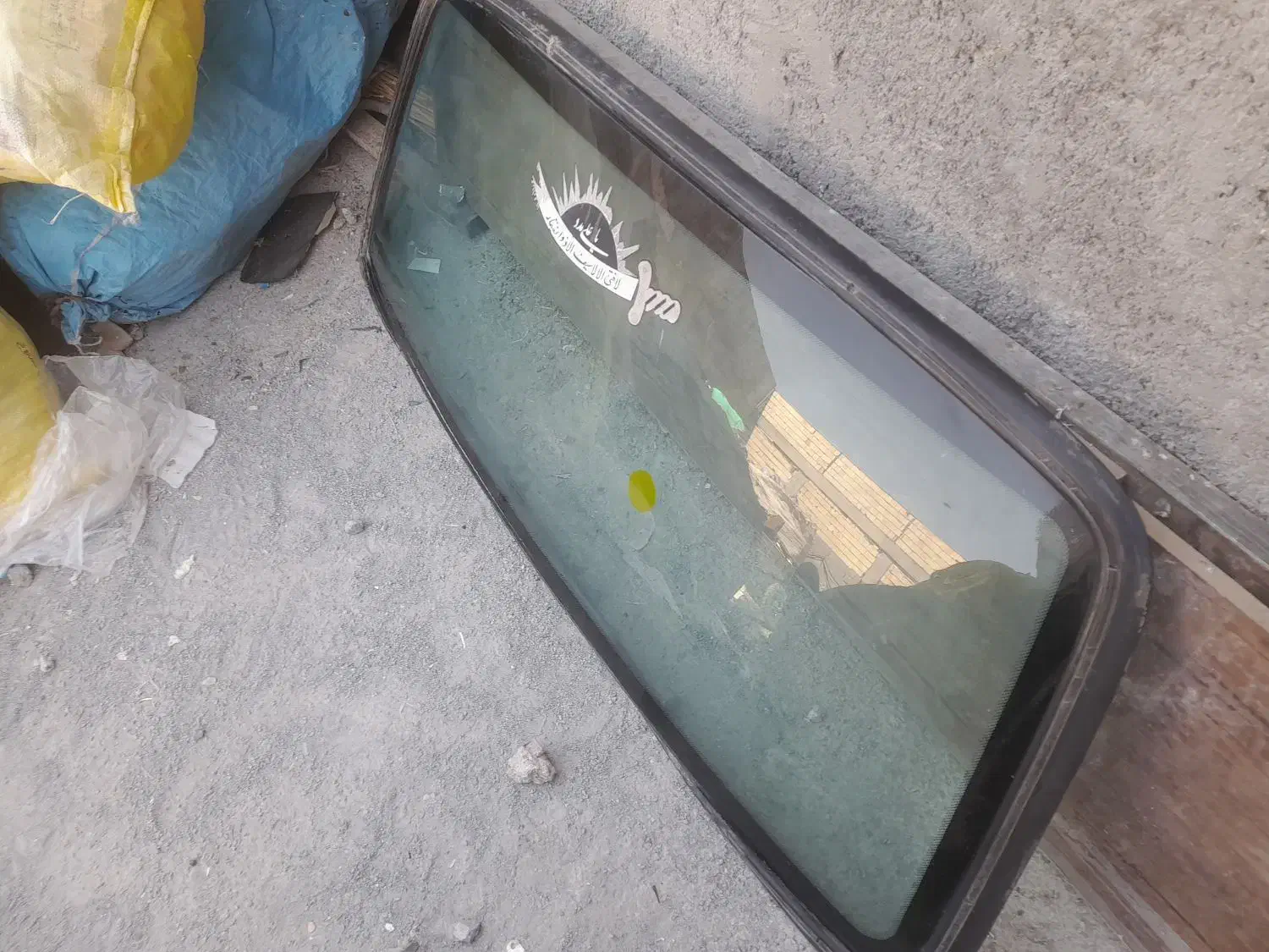 یک عدد شیشه عقب پیکان سواری|قطعات یدکی و لوازم جانبی|فولادشهر, مسکن مهر فولادشهر|دیوار