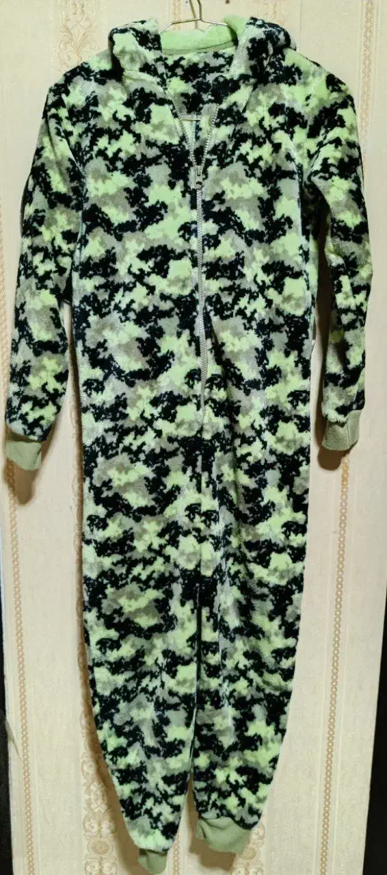 لباس خارجی|لباس|تهران, امام زاده حسن|دیوار