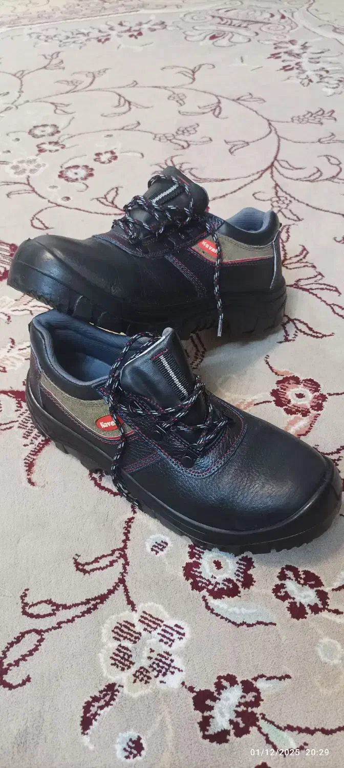 کفش ایمنی|کیف، کفش، کمربند|اندیشه, اندیشه فاز ۱|دیوار