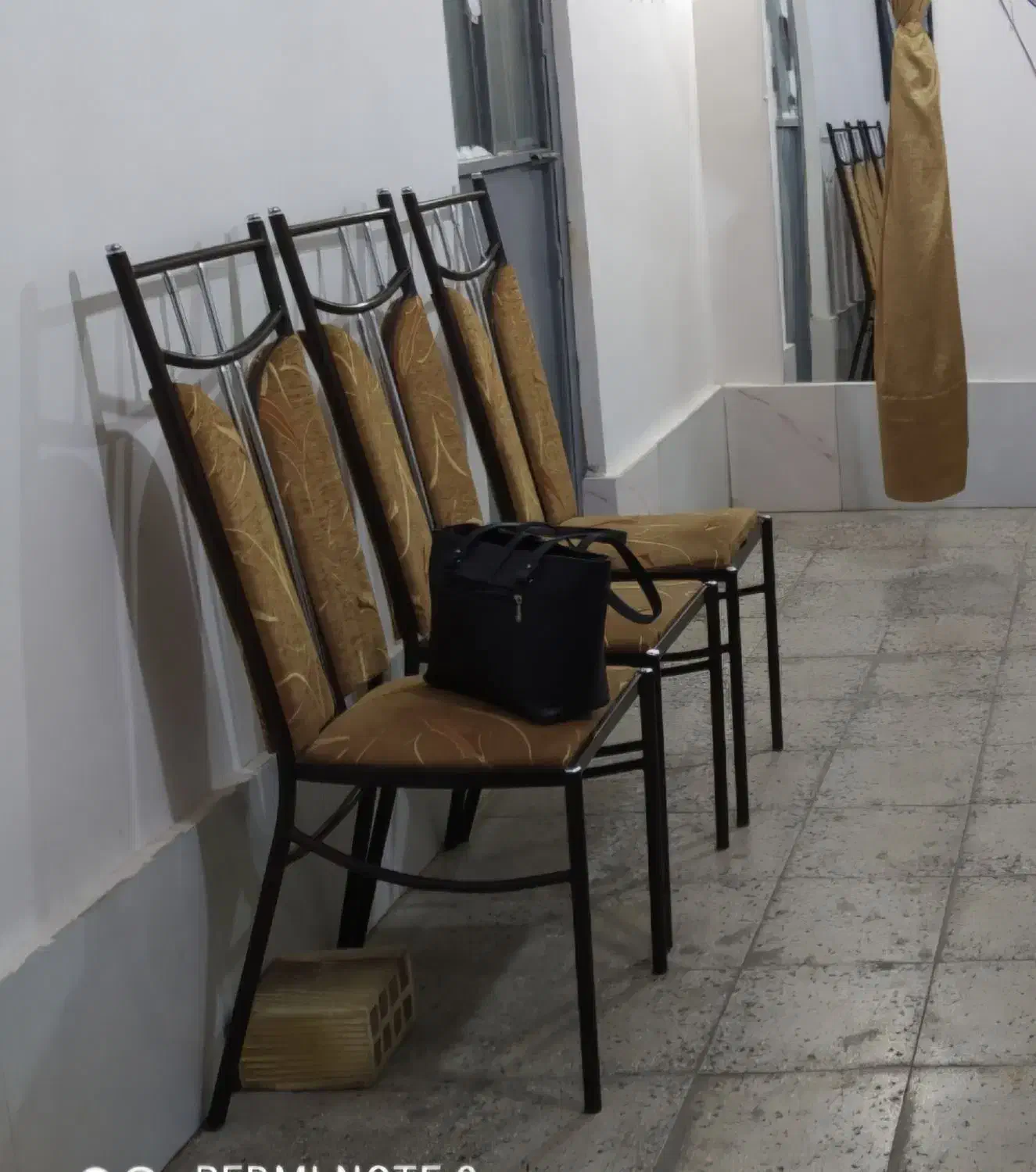 سه عدد صندلی|صندلی و نیمکت|ملایر, |دیوار