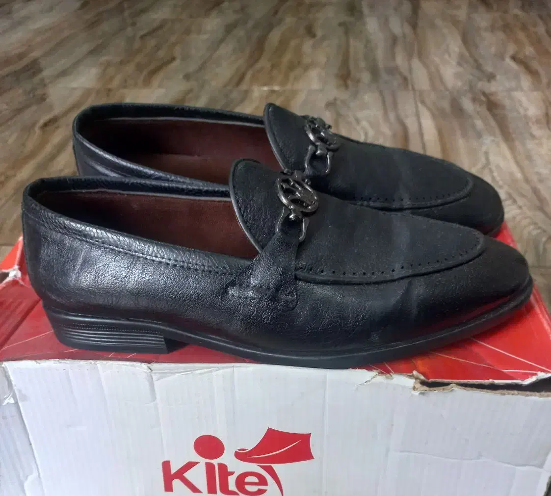 کفش کالج مجلسی|کیف، کفش، کمربند|رشت, کوی مهر|دیوار