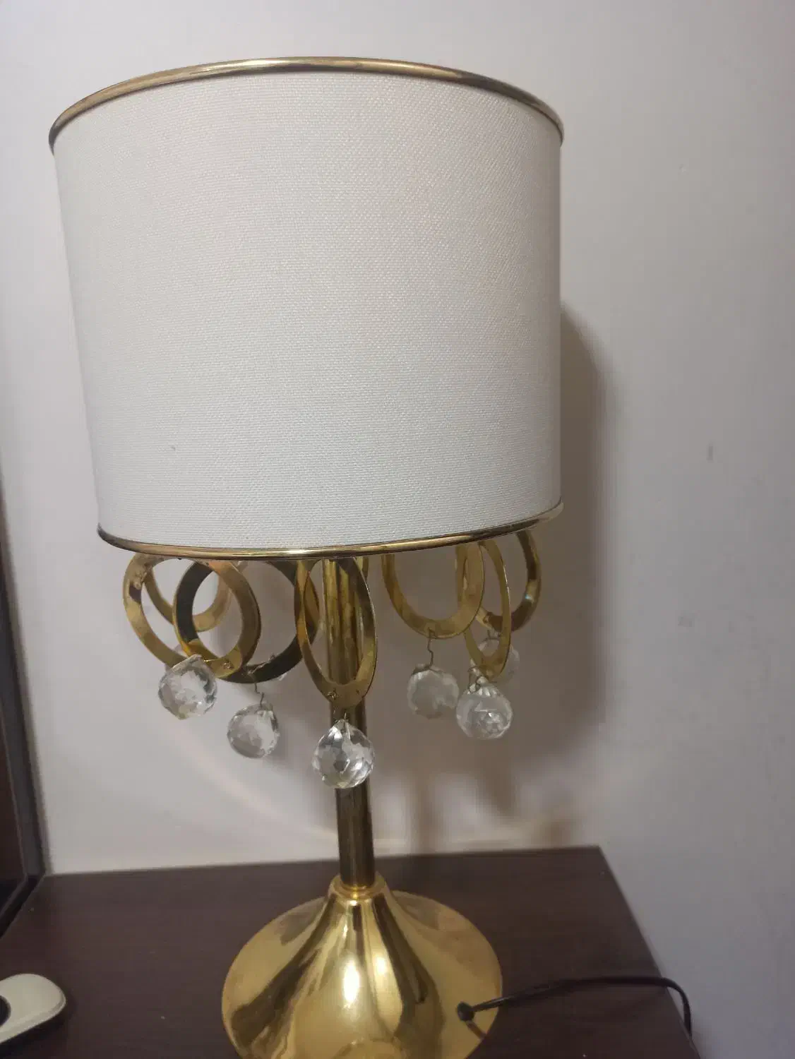 آباژور سالم کمی رنگ طلاییش رفته خیلی کم|چراغ خواب و آباژور|قم, باغ پنبه|دیوار