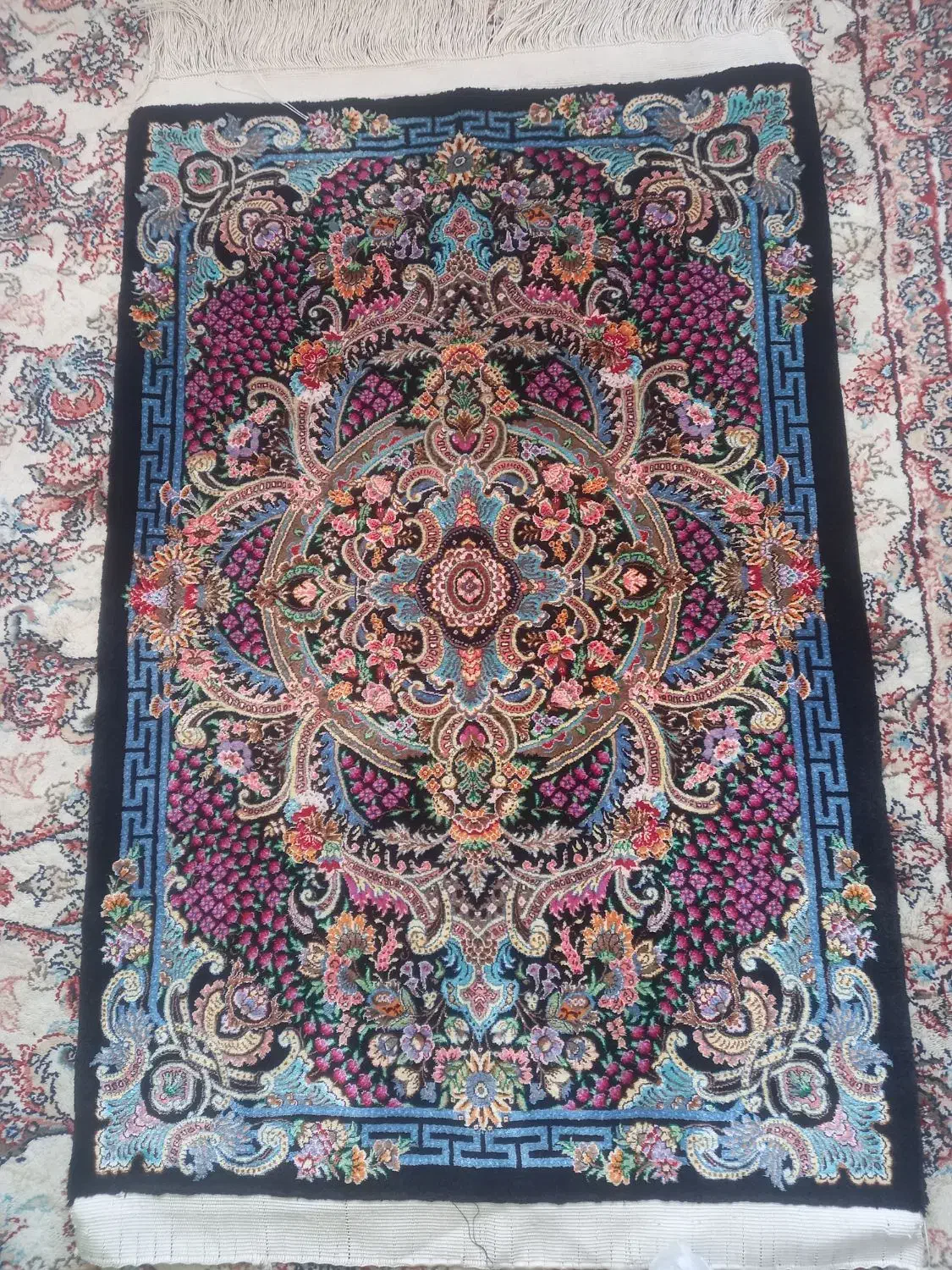 قالی دستباف تمام ابریشم ۶۰ در ۹۰|فرش|قم, امامزاده ابراهیم|دیوار