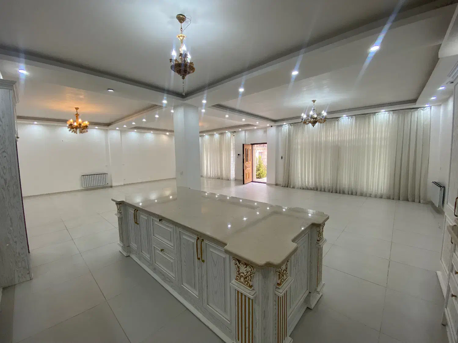 همکف لب بلوار جمهوری ۲۲۰ متر ۳ خواب فول امکانات|اجارهٔ آپارتمان|زرند, |دیوار